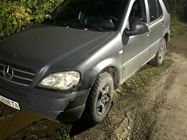 Мерседес МЛ класс 1997 у Вышгороде на Automoto.ua Сірий Мерседес МЛ класс, об'ємом двигуна 3.2 л та пробігом 300 тис. км за 4500 $, фото 1 на Automoto.ua