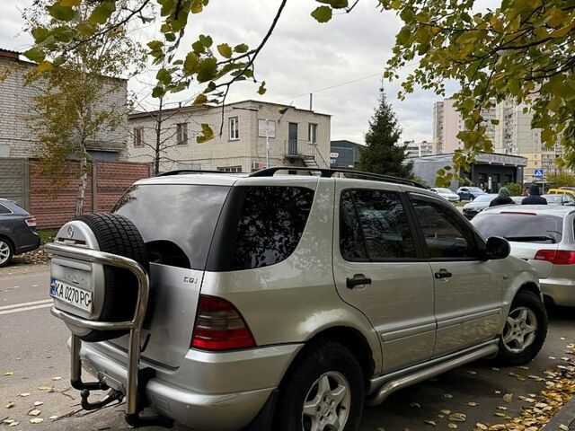 Серый Мерседес МЛ класс, объемом двигателя 2.7 л и пробегом 385 тыс. км за 4500 $, фото 1 на Automoto.ua