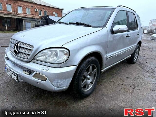 Серый Мерседес МЛ класс, объемом двигателя 4 л и пробегом 277 тыс. км за 3500 $, фото 1 на Automoto.ua