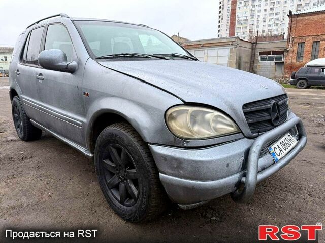 Сірий Мерседес МЛ класс, об'ємом двигуна 2.7 л та пробігом 267 тис. км за 3700 $, фото 1 на Automoto.ua