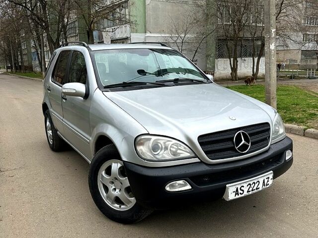 Серый Мерседес МЛ класс, объемом двигателя 2.7 л и пробегом 256 тыс. км за 3700 $, фото 1 на Automoto.ua