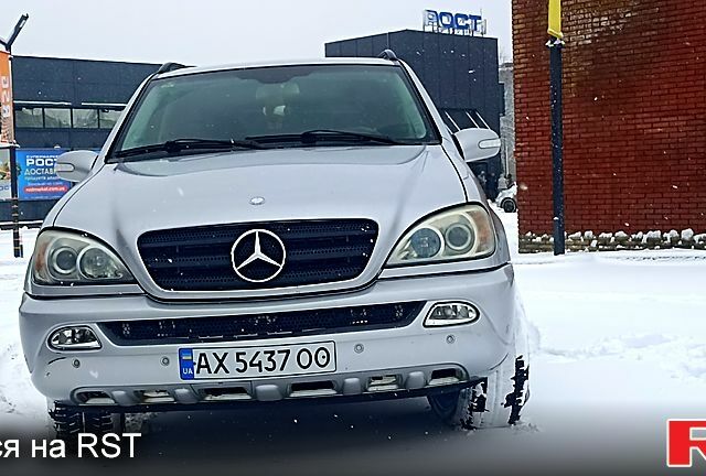 Серый Мерседес МЛ класс, объемом двигателя 2.7 л и пробегом 306 тыс. км за 5500 $, фото 1 на Automoto.ua