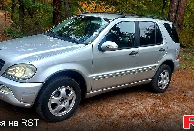 Серый Мерседес МЛ класс, объемом двигателя 2.7 л и пробегом 342 тыс. км за 3700 $, фото 1 на Automoto.ua