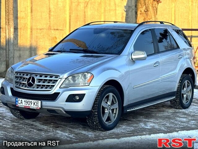 Серый Мерседес МЛ класс, объемом двигателя 3.5 л и пробегом 250 тыс. км за 9900 $, фото 1 на Automoto.ua