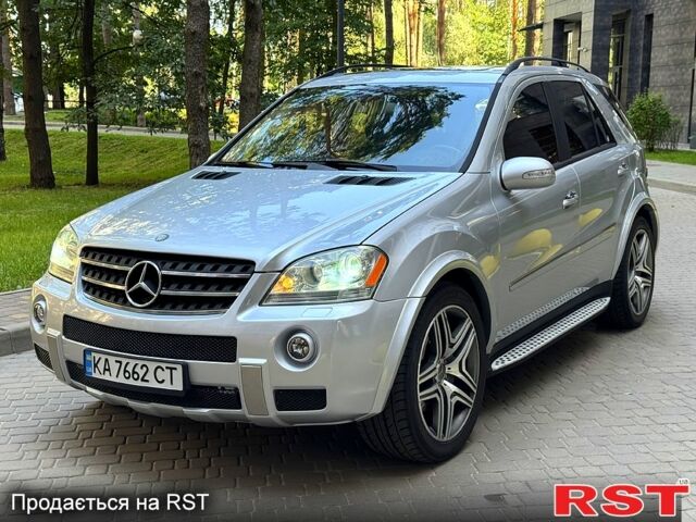 Серый Мерседес МЛ класс, объемом двигателя 5.5 л и пробегом 220 тыс. км за 11500 $, фото 1 на Automoto.ua