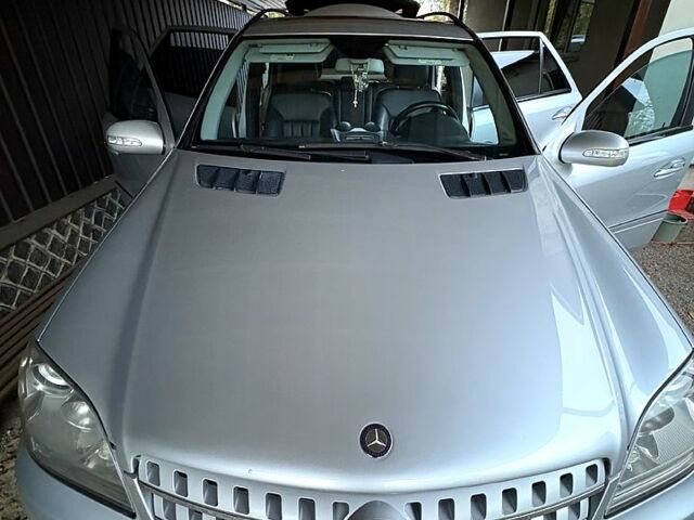 Сірий Мерседес МЛ класс, об'ємом двигуна 3 л та пробігом 261 тис. км за 15500 $, фото 1 на Automoto.ua