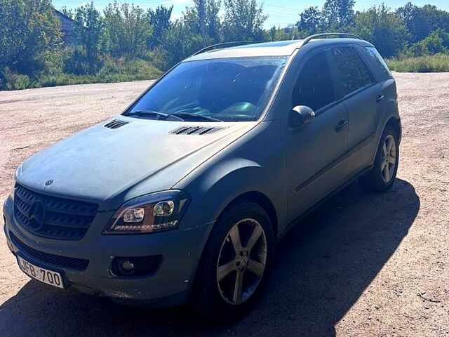 Серый Мерседес МЛ класс, объемом двигателя 3 л и пробегом 250 тыс. км за 6000 $, фото 1 на Automoto.ua