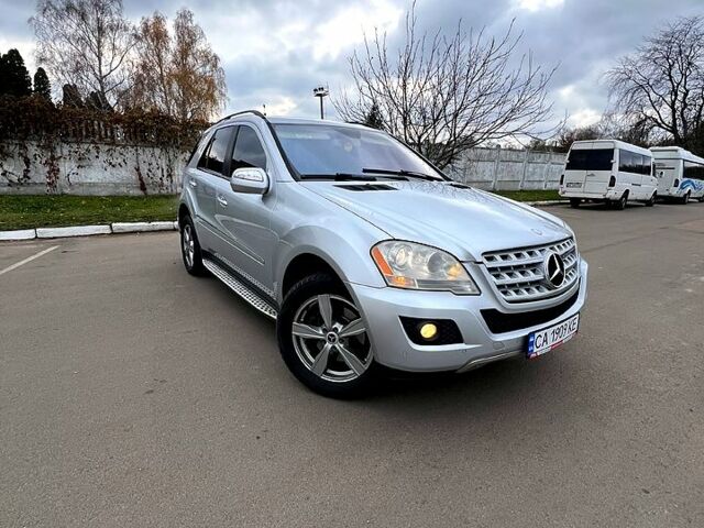 Серый Мерседес МЛ класс, объемом двигателя 3.5 л и пробегом 248 тыс. км за 10599 $, фото 1 на Automoto.ua