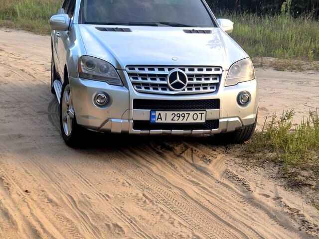 Серый Мерседес МЛ класс, объемом двигателя 5.5 л и пробегом 267 тыс. км за 16300 $, фото 1 на Automoto.ua