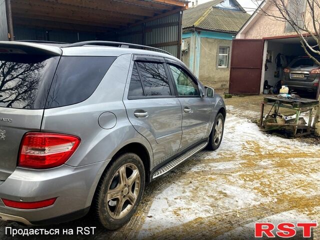 Сірий Мерседес МЛ класс, об'ємом двигуна 3 л та пробігом 328 тис. км за 12800 $, фото 1 на Automoto.ua