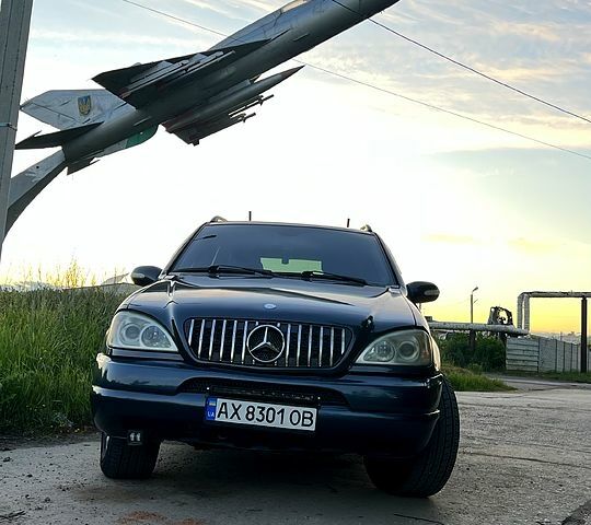 Синий Мерседес МЛ класс, объемом двигателя 4 л и пробегом 424 тыс. км за 7000 $, фото 1 на Automoto.ua