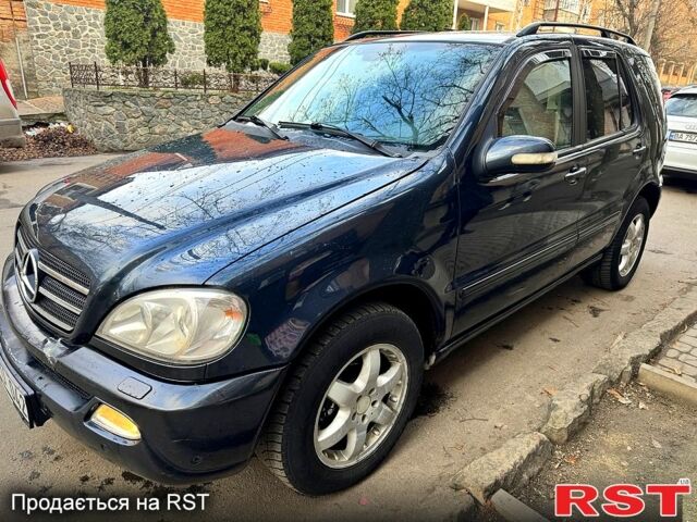 Синий Мерседес МЛ класс, объемом двигателя 4 л и пробегом 200 тыс. км за 4500 $, фото 1 на Automoto.ua