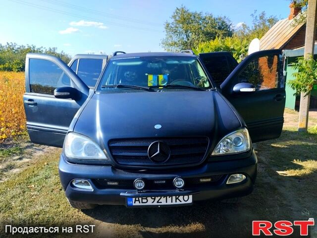 Синий Мерседес МЛ класс, объемом двигателя 2.7 л и пробегом 200 тыс. км за 4800 $, фото 1 на Automoto.ua