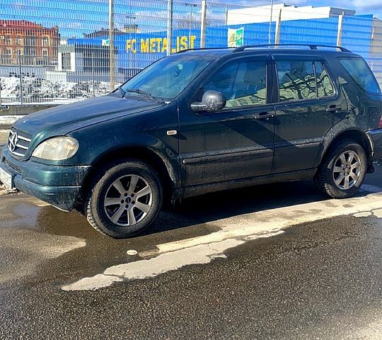 Зелений Мерседес ML-Class, об'ємом двигуна 3.2 л та пробігом 324 тис. км за 6300 $, фото 1 на Automoto.ua