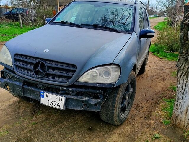 Зеленый Мерседес МЛ класс, объемом двигателя 2.7 л и пробегом 426 тыс. км за 3600 $, фото 1 на Automoto.ua