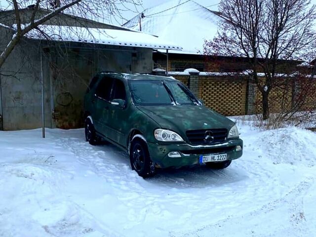 Зелений Мерседес МЛ класс, об'ємом двигуна 2.7 л та пробігом 300 тис. км за 2750 $, фото 1 на Automoto.ua