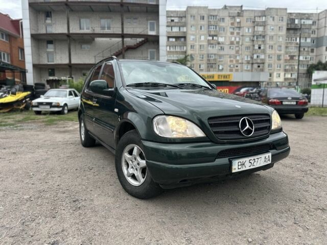 Білий Мерседес МЛ, об'ємом двигуна 4 л та пробігом 300 тис. км за 4500 $, фото 1 на Automoto.ua