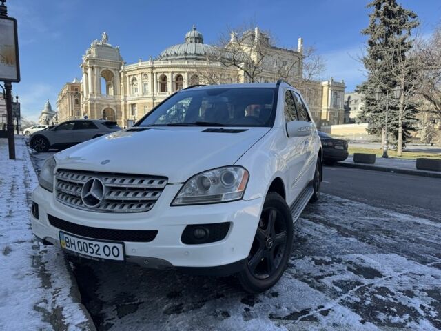 Белый Мерседес МЛ, объемом двигателя 3.5 л и пробегом 211 тыс. км за 12000 $, фото 1 на Automoto.ua