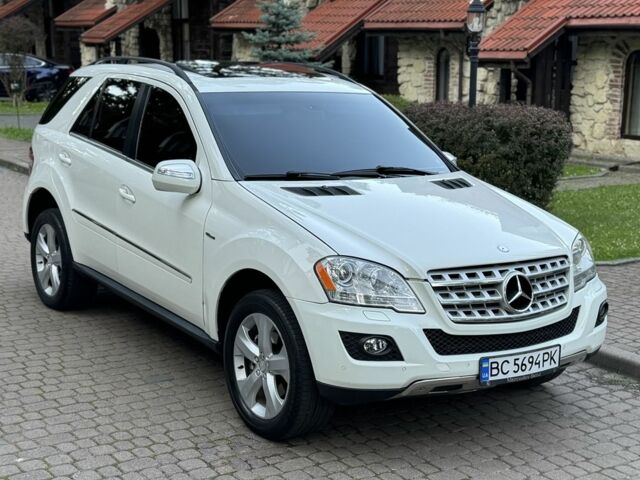 Белый Мерседес МЛ, объемом двигателя 3 л и пробегом 255 тыс. км за 12950 $, фото 1 на Automoto.ua