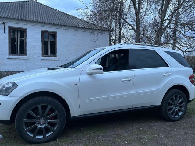 Белый Мерседес МЛ, объемом двигателя 3 л и пробегом 300 тыс. км за 14000 $, фото 1 на Automoto.ua