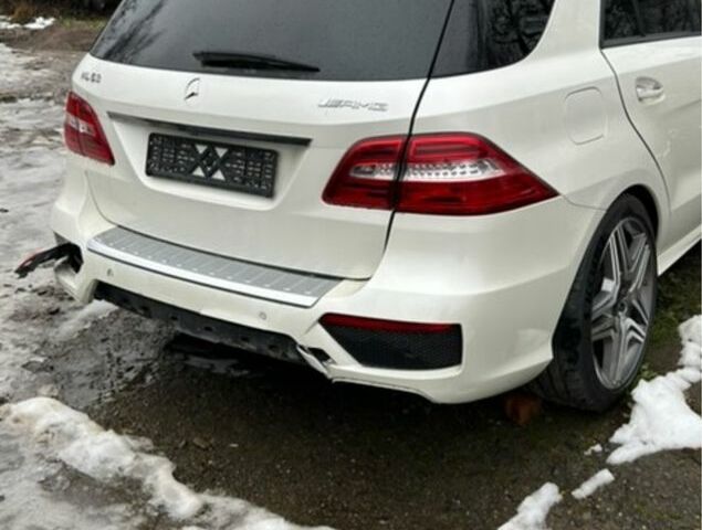 Белый Мерседес МЛ, объемом двигателя 5.5 л и пробегом 170 тыс. км за 14800 $, фото 1 на Automoto.ua
