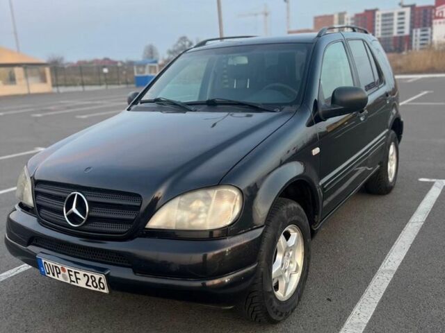 Чорний Мерседес МЛ, об'ємом двигуна 2.7 л та пробігом 390 тис. км за 4500 $, фото 1 на Automoto.ua