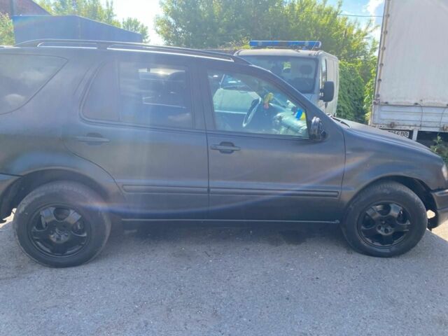 Черный Мерседес МЛ, объемом двигателя 2.7 л и пробегом 380 тыс. км за 3900 $, фото 1 на Automoto.ua