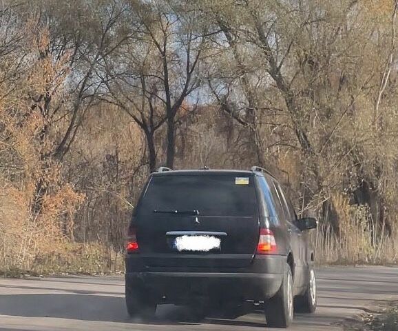 Чорний Мерседес МЛ, об'ємом двигуна 2.7 л та пробігом 325 тис. км за 3000 $, фото 1 на Automoto.ua