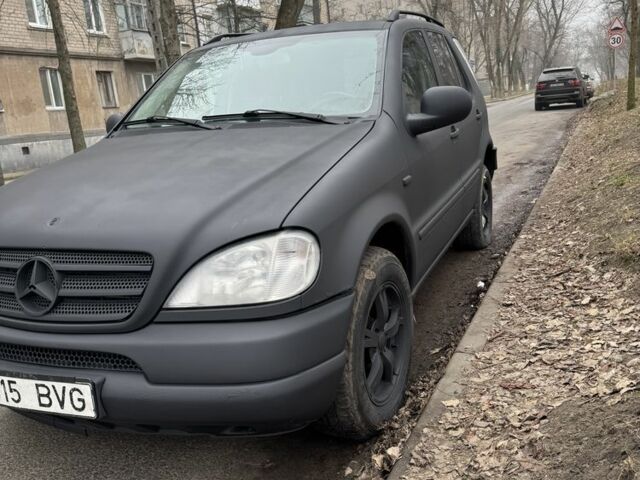 Черный Мерседес МЛ, объемом двигателя 0 л и пробегом 1000 тыс. км за 4200 $, фото 1 на Automoto.ua