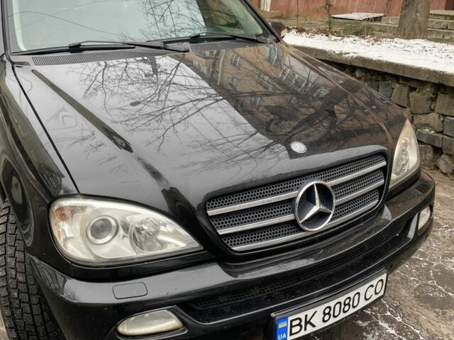 Черный Мерседес МЛ, объемом двигателя 5 л и пробегом 295 тыс. км за 8500 $, фото 1 на Automoto.ua