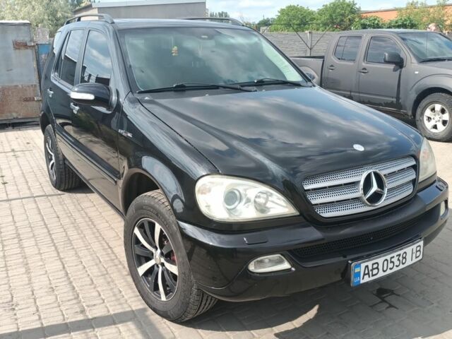 Черный Мерседес МЛ, объемом двигателя 4 л и пробегом 313 тыс. км за 6500 $, фото 1 на Automoto.ua
