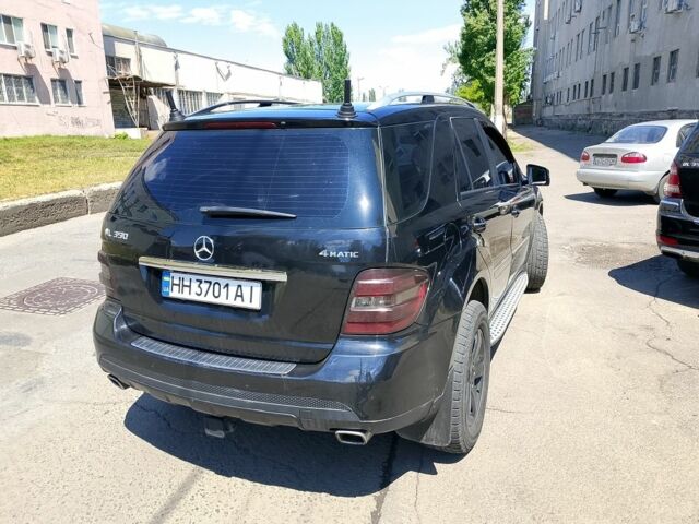 Черный Мерседес МЛ, объемом двигателя 3.5 л и пробегом 260 тыс. км за 9500 $, фото 1 на Automoto.ua