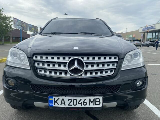 Черный Мерседес МЛ, объемом двигателя 3 л и пробегом 337 тыс. км за 11500 $, фото 1 на Automoto.ua