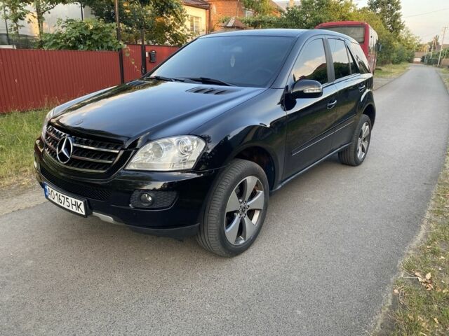 Черный Мерседес МЛ, объемом двигателя 3 л и пробегом 350 тыс. км за 9700 $, фото 1 на Automoto.ua