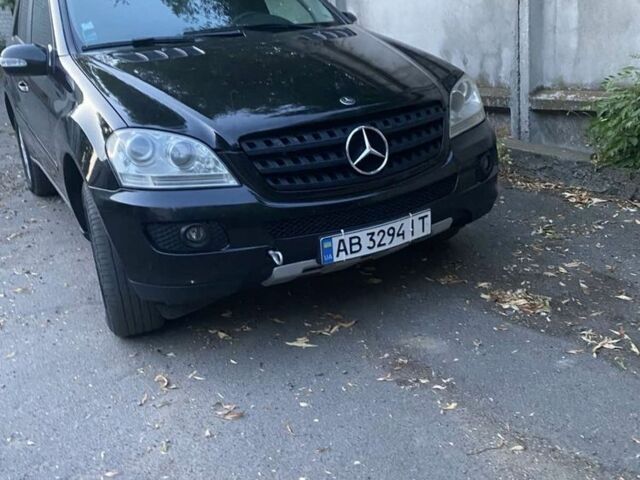Черный Мерседес МЛ, объемом двигателя 3 л и пробегом 250 тыс. км за 6300 $, фото 1 на Automoto.ua