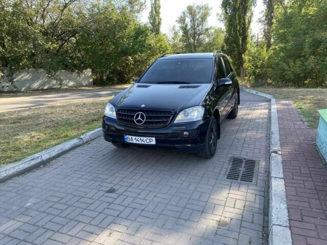 Черный Мерседес МЛ, объемом двигателя 3 л и пробегом 320 тыс. км за 9500 $, фото 1 на Automoto.ua