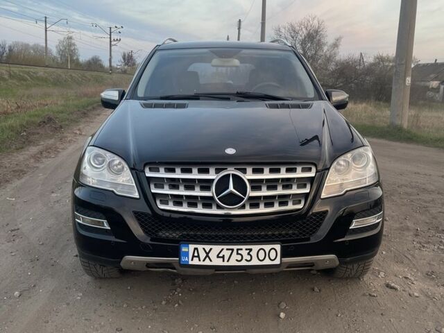 Черный Мерседес МЛ, объемом двигателя 3.5 л и пробегом 280 тыс. км за 9600 $, фото 1 на Automoto.ua