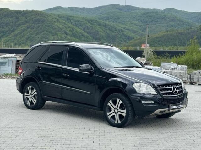 Черный Мерседес МЛ, объемом двигателя 3 л и пробегом 260 тыс. км за 14800 $, фото 1 на Automoto.ua