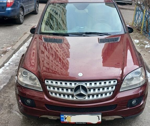 Красный Мерседес МЛ, объемом двигателя 0 л и пробегом 247 тыс. км за 11500 $, фото 1 на Automoto.ua