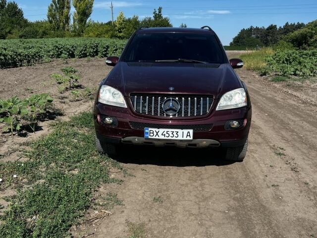 Красный Мерседес МЛ, объемом двигателя 3.5 л и пробегом 500 тыс. км за 5500 $, фото 1 на Automoto.ua