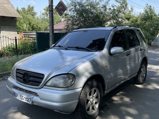 Серый Мерседес МЛ, объемом двигателя 2.7 л и пробегом 350 тыс. км за 4100 $, фото 1 на Automoto.ua
