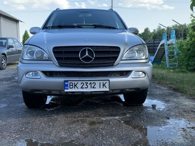 Серый Мерседес МЛ, объемом двигателя 2.7 л и пробегом 371 тыс. км за 6500 $, фото 1 на Automoto.ua