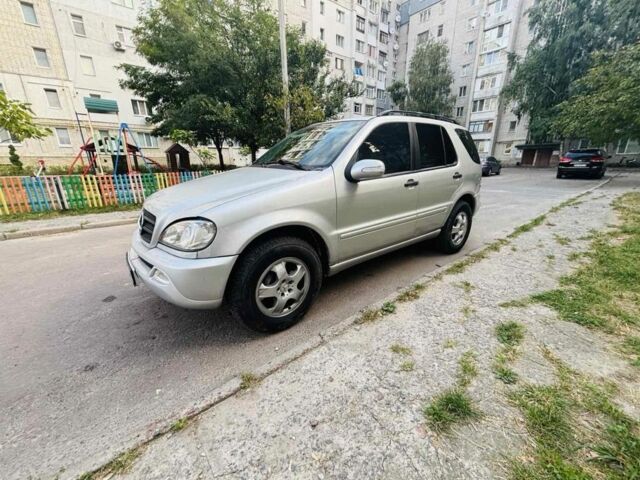 Серый Мерседес МЛ, объемом двигателя 2.7 л и пробегом 300 тыс. км за 5600 $, фото 1 на Automoto.ua