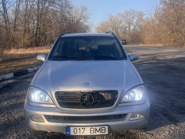 Серый Мерседес МЛ, объемом двигателя 2.7 л и пробегом 430 тыс. км за 4000 $, фото 1 на Automoto.ua