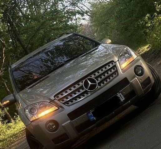 Серый Мерседес МЛ, объемом двигателя 0 л и пробегом 401 тыс. км за 7500 $, фото 1 на Automoto.ua