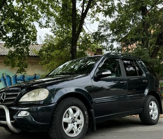 Синий Мерседес МЛ, объемом двигателя 4 л и пробегом 240 тыс. км за 5150 $, фото 1 на Automoto.ua