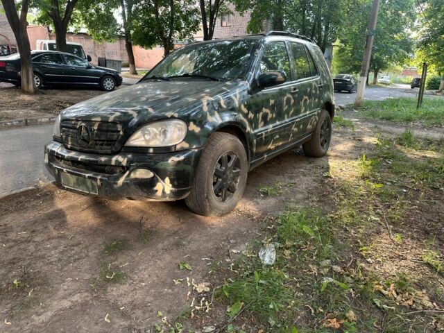 Зеленый Мерседес МЛ, объемом двигателя 4 л и пробегом 500 тыс. км за 2682 $, фото 1 на Automoto.ua