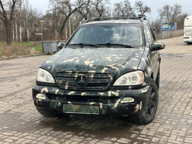 Зеленый Мерседес МЛ, объемом двигателя 4 л и пробегом 400 тыс. км за 2658 $, фото 1 на Automoto.ua