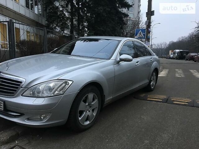 Сірий Мерседес С 320, об'ємом двигуна 4 л та пробігом 250 тис. км за 18500 $, фото 1 на Automoto.ua