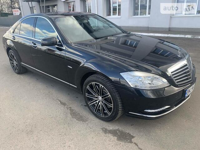 Чорний Мерседес С 350, об'ємом двигуна 3 л та пробігом 219 тис. км за 23500 $, фото 1 на Automoto.ua